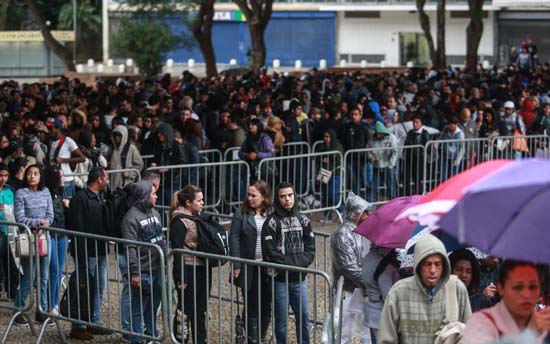 6 mil pessoas enfrentam frio e chuva em fila para vagas de emprego em SP