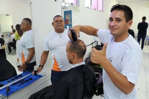 Dependentes químicos que concluíram tratamento na Rede Acolhe são contemplados com curso profissionalizante