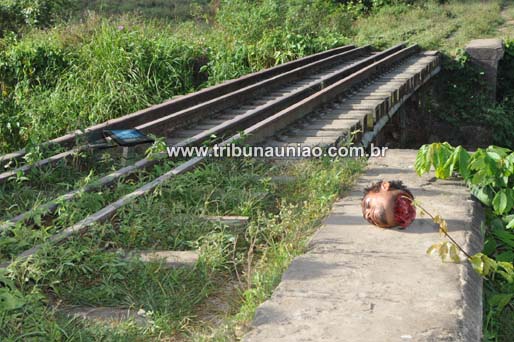 Populares encontram cabeça humana em pontilhão sob a linha férrea na periferia de União