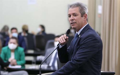 Bebeto ironiza reação do PT e Paulão após recondução na ALE