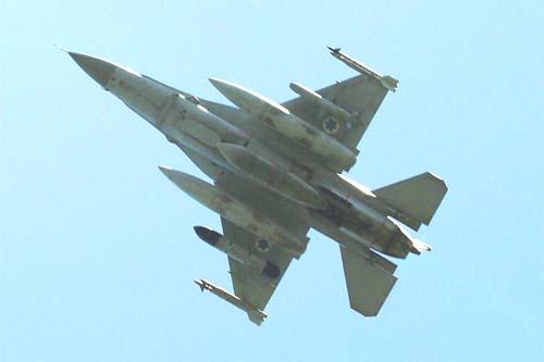 Exército israelense bombardeia bases militares na Síria