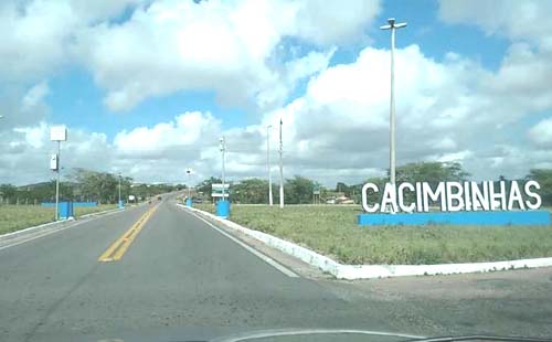 Mãe ateia fogo na casa enquanto os dois filhos dormem no interior de Alagoas