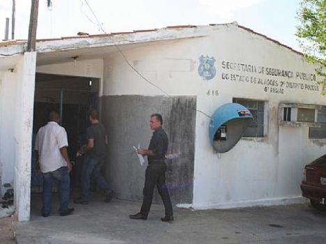 Nove presos serram grades e fogem de delegacia 