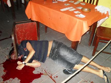 Homem é alvejado pelas costas enquanto bebia em bar de São Sebastião 