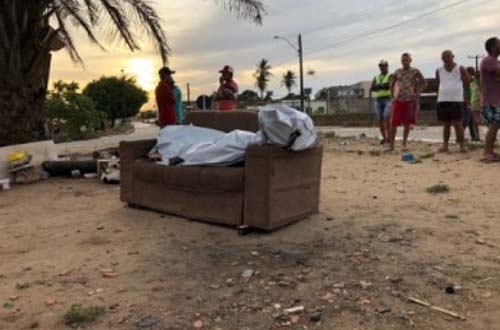 Homem é encontrado morto em sofá, em via pública, no bairro Jardim Tropical