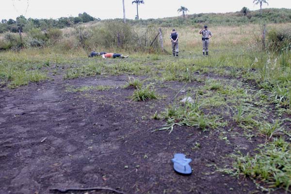 Agricultores localizam dois cadaveres perfurados por balas na zona rural de Murici