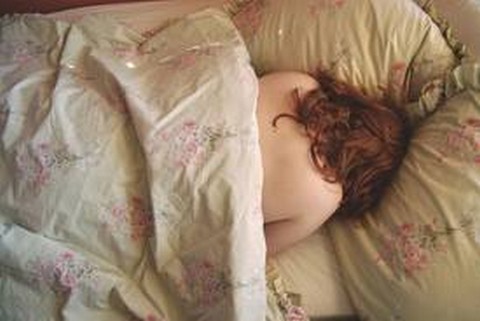 Mulher é vítima de bala perdida, na cabeça, enquanto dormia