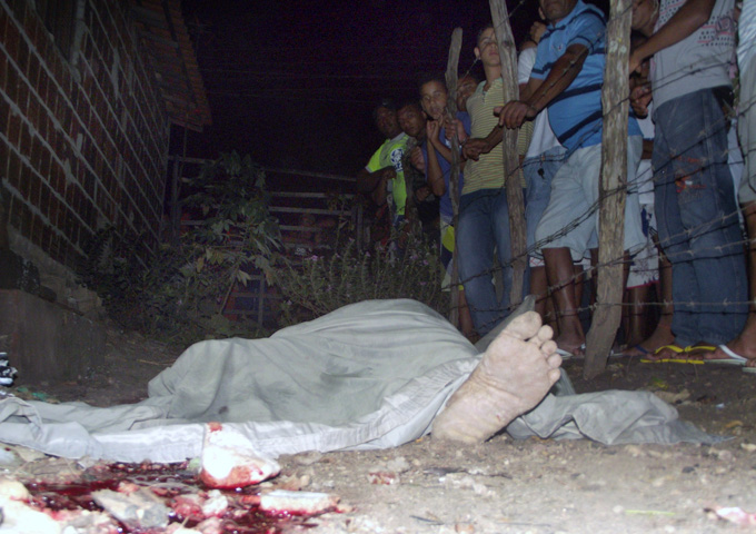 Morador de rua é morto a facadas em frente ao quartel da Polícia Militar