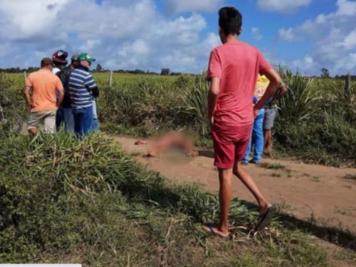 Homem é encontrado morto, despido e com ferimentos de arma de fogo na cabeça