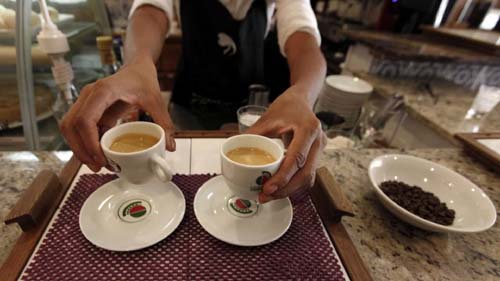 Tomar mais de 3 xícaras de café por dia eleva risco de pressão alta
