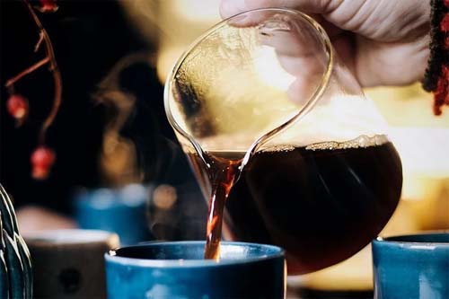 Tomar café em excesso faz mal para a saúde? Entenda os riscos e saiba como consumir com moderação
