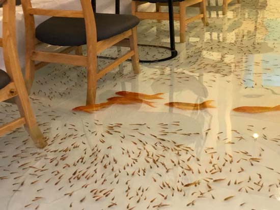 Cafeteria no Vietnã cria espaço com peixes nadando entre os clientes