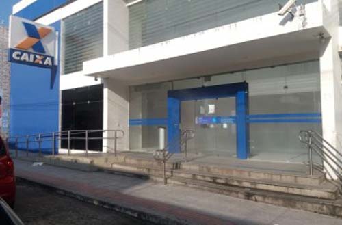 Polícia prende homem tentando arrombar agência da Caixa no centro de Maceió