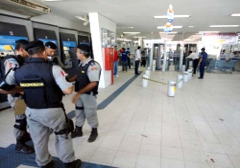 Policial civil reage e é baleado durante tentativa de assalto no Farol