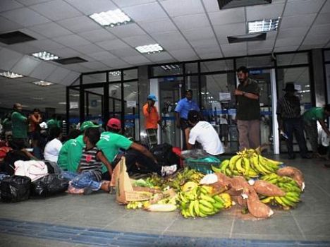 CPT: famílias ocupam agência da Caixa Econômica no Centro