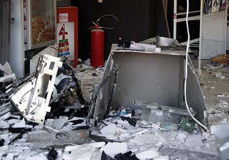 Criminosos explodem caixa eletrônico e destroem loja de posto