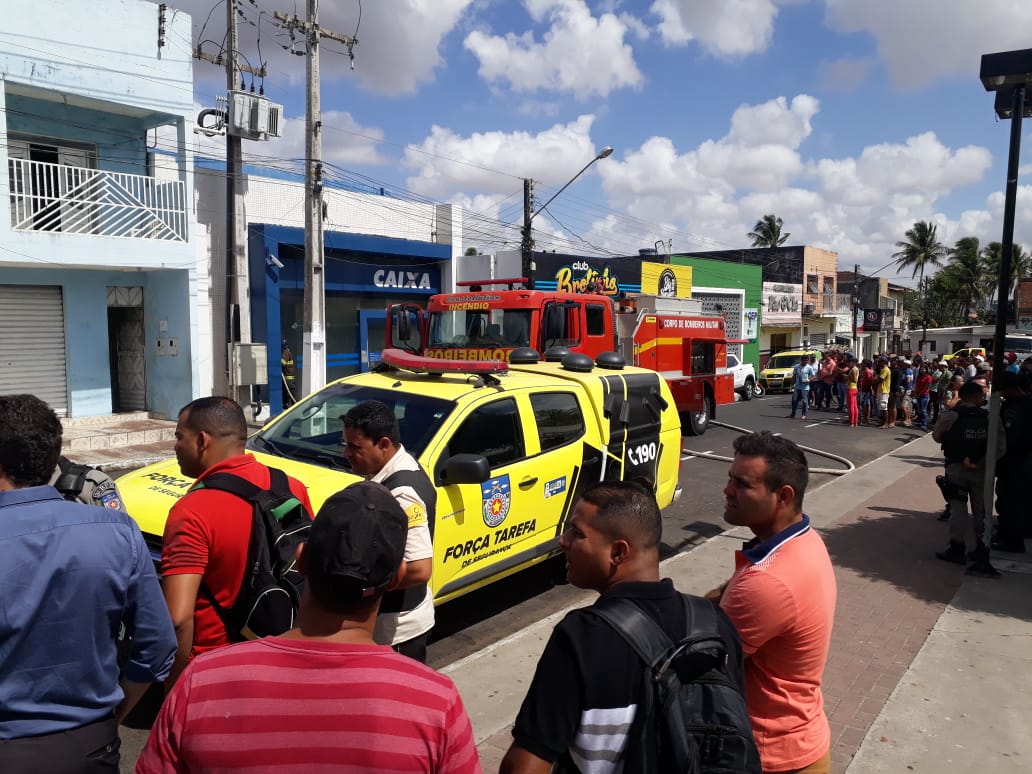 Tentativa de arrombamento a caixas eletrônicos provoca princípio incêndio em agência bancária