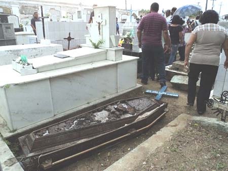Caixão abandonado em cemitério assusta população em Penedo 