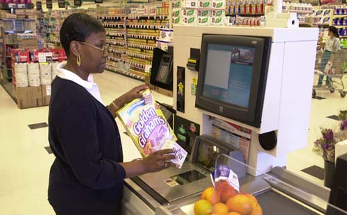 Supermercados devem ter caixas operados pelos próprios clientes em 2013
