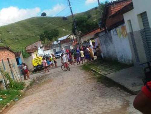 Populares encontram cabeça de homem jogada em via pública