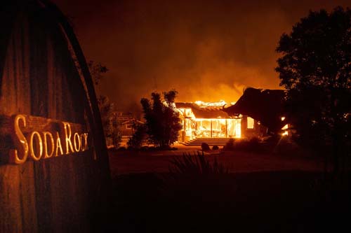 Incêndios florestais obrigam 180 mil a deixarem suas casas na Califórnia