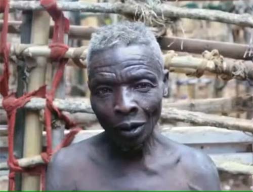 Homem vive recluso há 55 anos por medo de mulheres