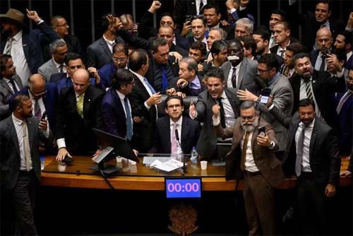 Câmara dos Deputados Aprova Prioridade a Proposta de Amnistia após Longo Debate
