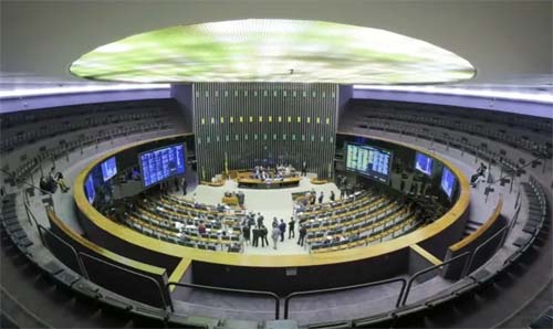 Crimes com IA, Incêndios Florestais e Registro de Armas: Câmara dos Deputados Analisa Novos Projetos de Lei