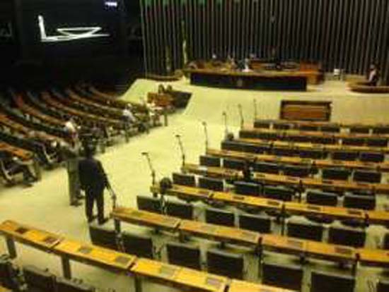 Na volta do recesso, só oito deputados marcam presença na Câmara
