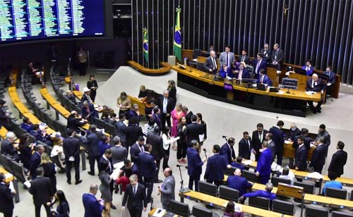 Câmara aprova projeto que obriga escolas a oferecer atendimento especializado a estudantes com autismo 