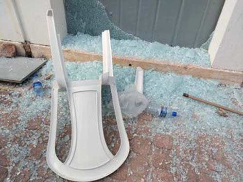 Manifestantes depredam prédio da Câmara Municipal de Maceió e sessão é suspensa; veja vídeo