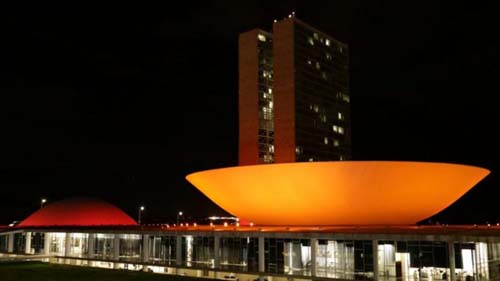 Congresso volta ao trabalho com pautas urgentes na mesa