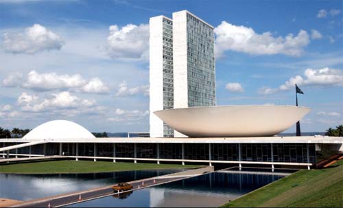 Bancada federal diverge, mas maioria dos deputados defende que eleições municipais ocorram este ano