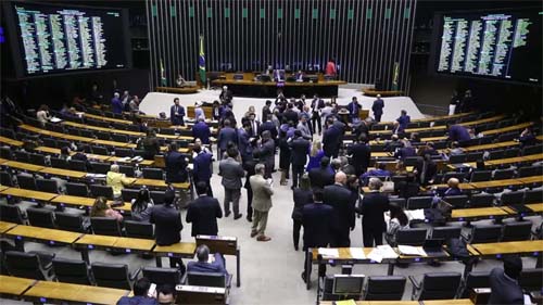 Câmara aprova urgência de projeto que amplia definição de terrorismo e foca no PCC
