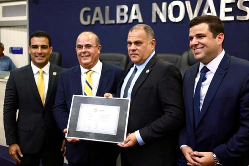 Câmara entrega comenda desembargador Mário Guimarães ao presidente do TJ Fernando Tourinho