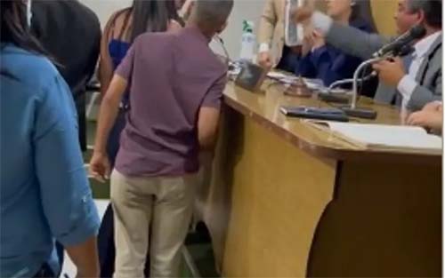 Sessão na Câmara de Atalaia termina em discussão entre vereadores e Guarda Municipal é acionada