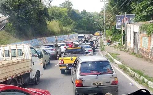 Mulher sobe em veículo e trânsito fica caótico na região da Cambona