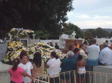 Dor e comoção no sepultamento de estudante morta por marido