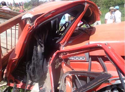 Caminhão com romeiros cai em abismo e cerca de 30 peregrinos ficam feridos 