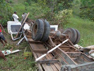 Capotamento de caminhão com tijolos mata três pessoas em AL