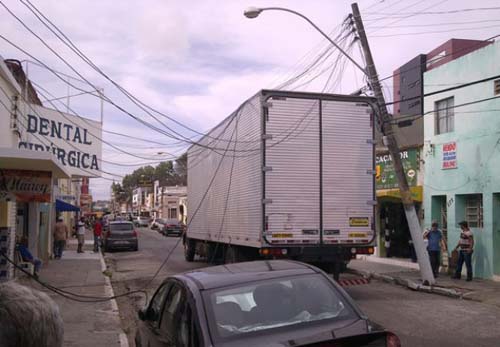 Caminhoneiro morre eletrocutado ao tocar em fio de alta tensão