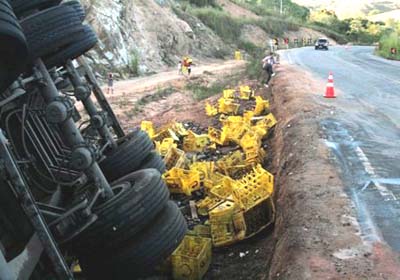 Caminhão de cerveja tomba na BR-316, vítima fica presa às ferragens e morre