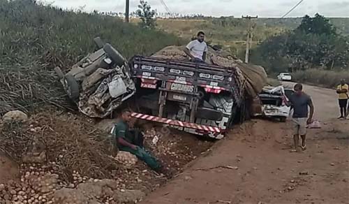 Caminhão desgovernado atinge três carros e deixa várias vítimas