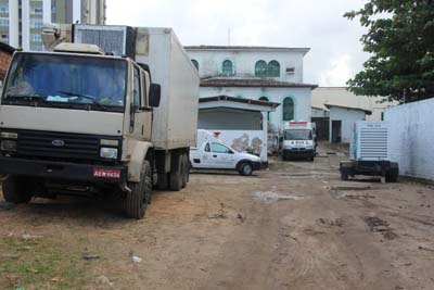 Caminhão frigorífico começa a ser usado para armazenar corpos