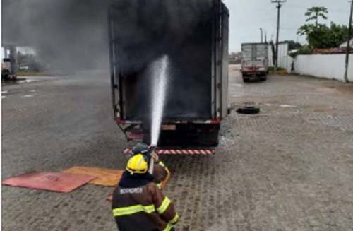 Caminhão carregado de eletrodomésticos pega fogo na zona rural de Igreja Nova