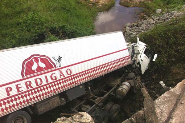 Motorista morre após caminhão cair em ribanceira na BR-101, em Alagoas