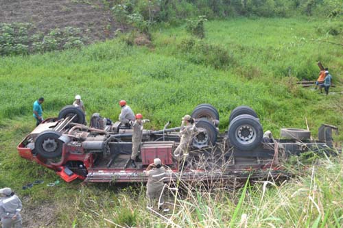 Caminhoneiro perde controle de veículo, cai em ribanceira e morre na BR 101 
