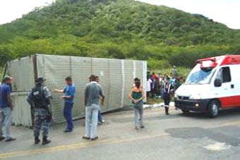 Motorista perde controle de caminhão, tomba e morre na BR-423