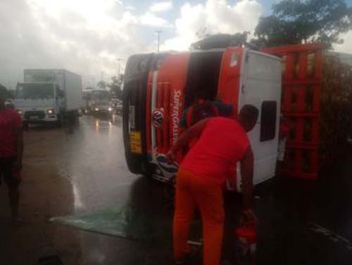 Caminhão carregado com botijões de gás tomba e fica atravessado em via