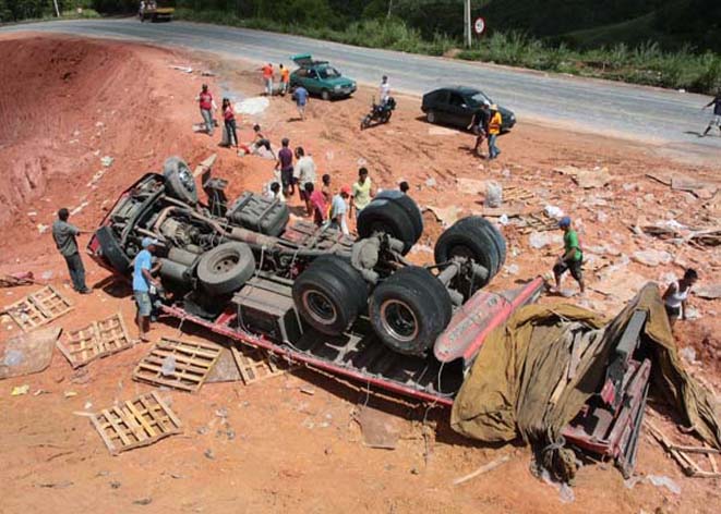 Caminhão tomba e deixa motorista preso às ferragens na BR-101
